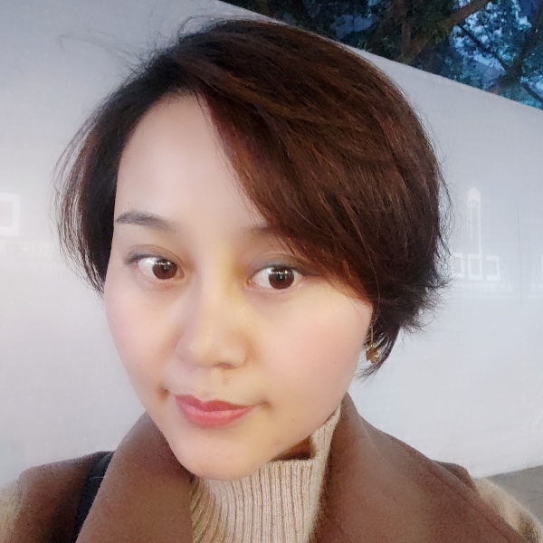 勤恳口红的照片