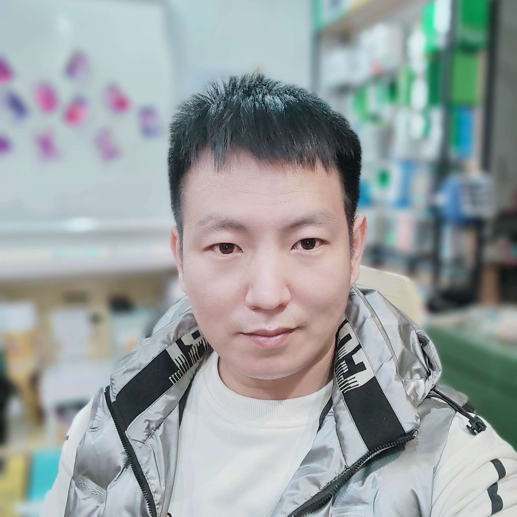 微笑闻小鸽子的照片
