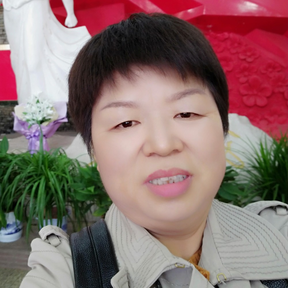 含蓄深拥康乃馨的照片