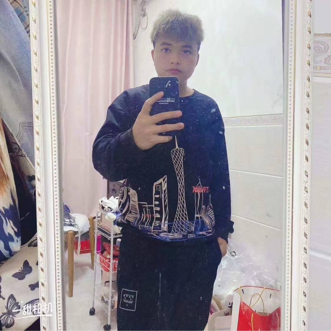 高兴扯跳跳糖的照片