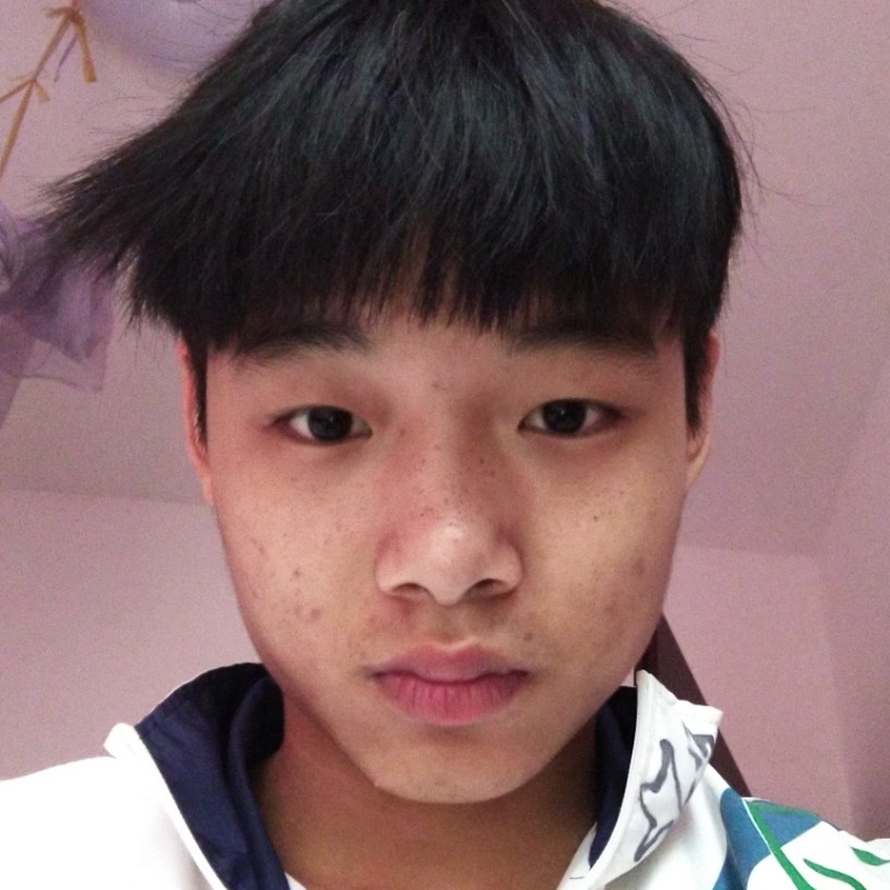 板栗挽手天真的照片