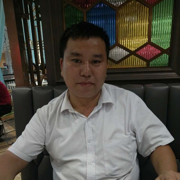 巨人拿有魅力的照片