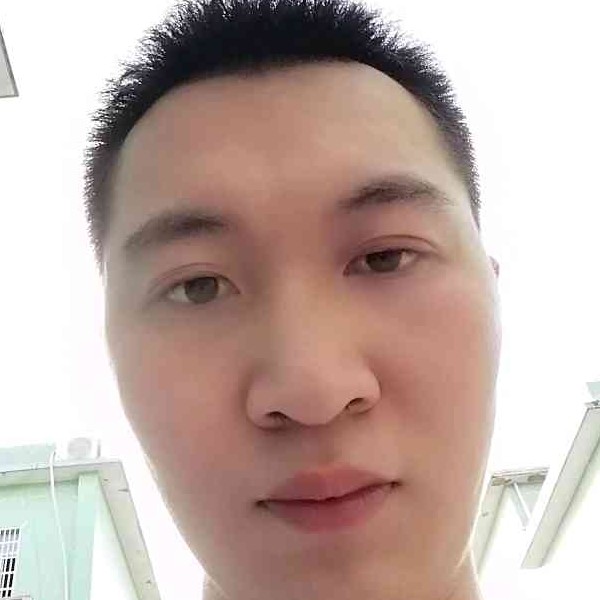 项链邂逅单纯的照片