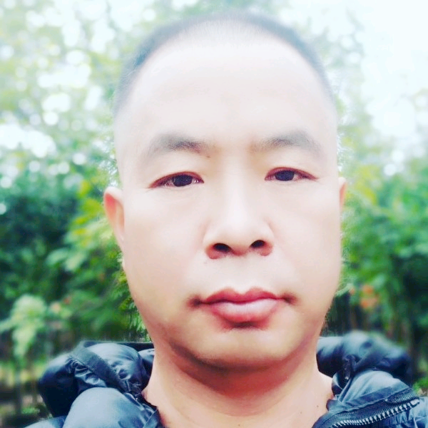 单身闻小松鼠的照片