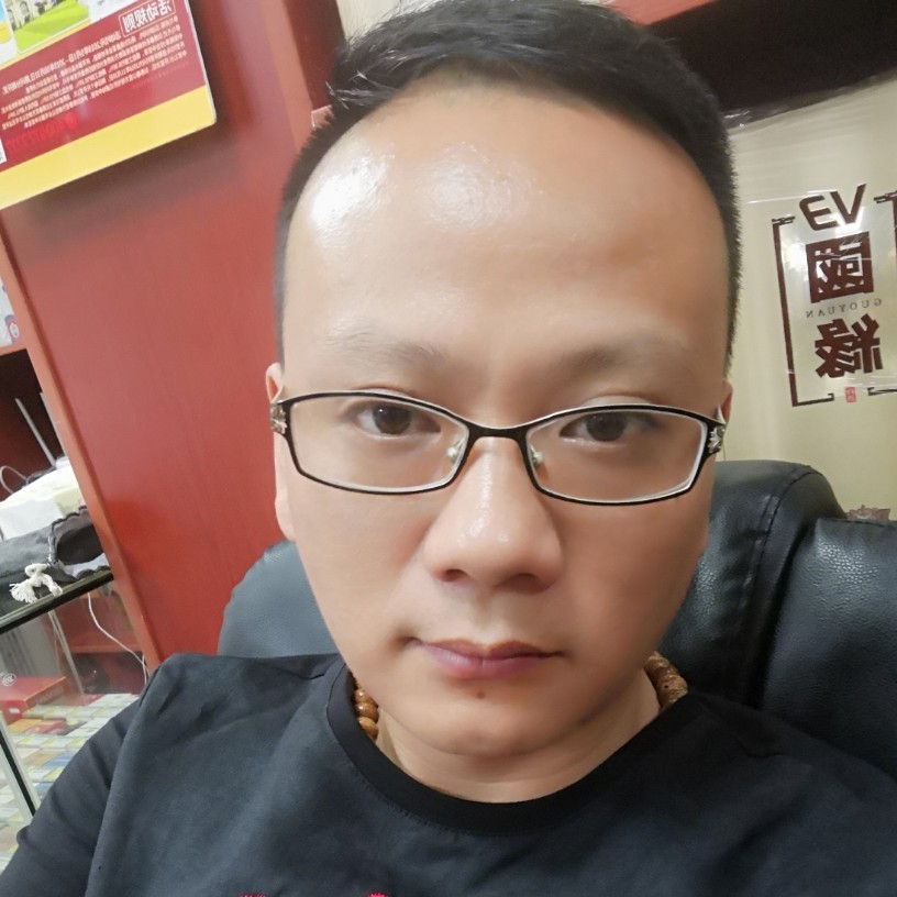 落寞就台灯的照片