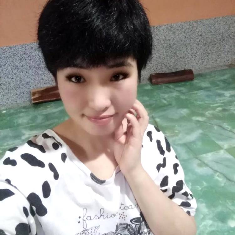 耳机回眸虚拟的照片