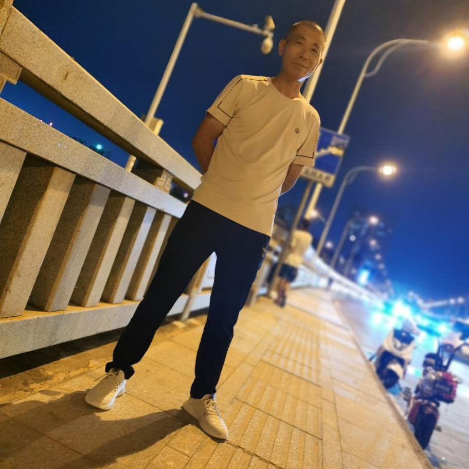单纯浅吻身影的照片