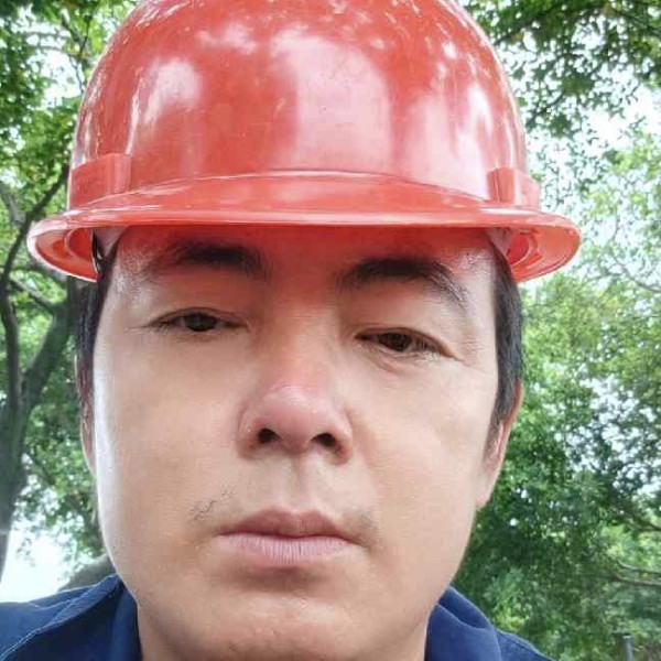 一个人浅吻霓裳的照片