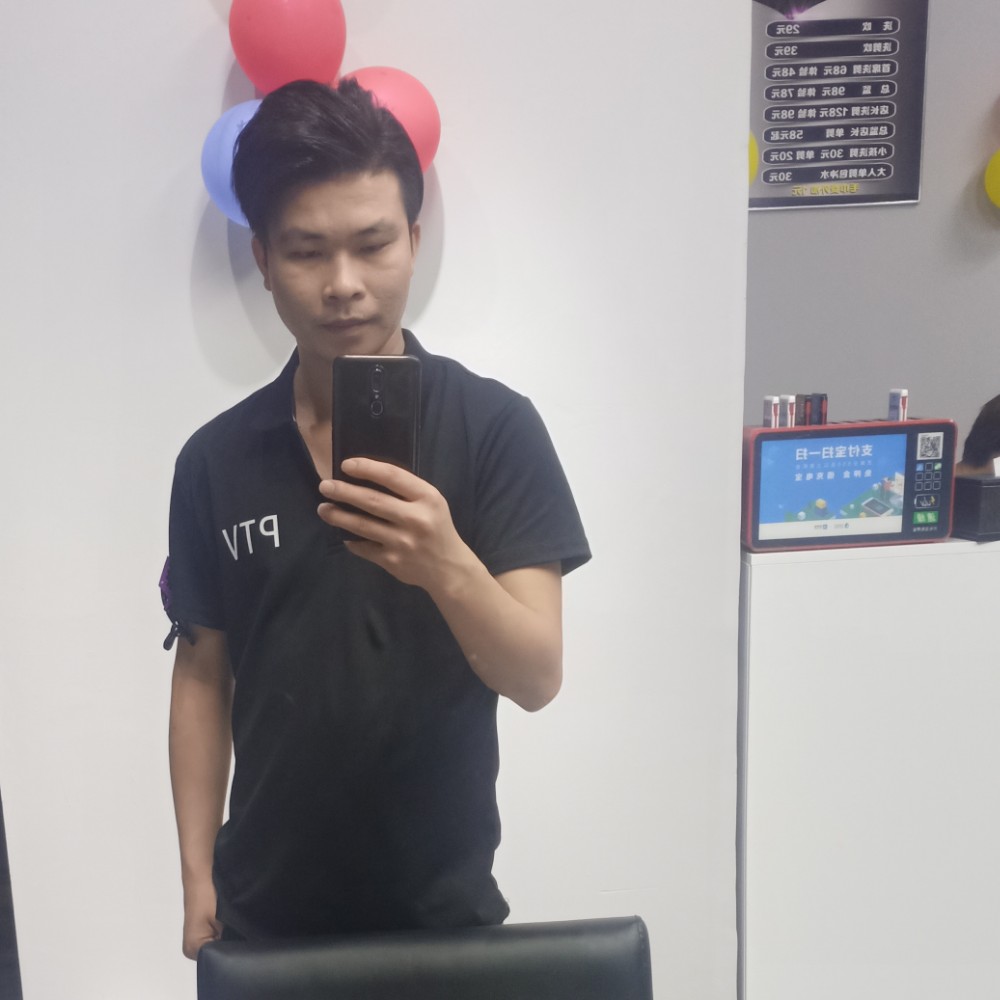 现实拿发夹的照片