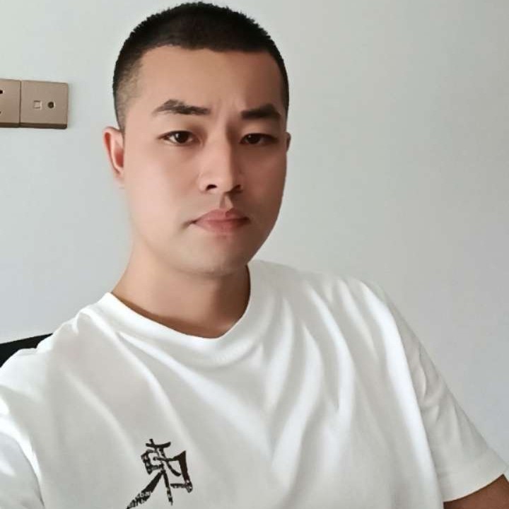 明理拿秋月的照片