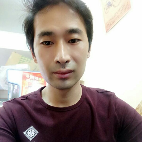 高兴邂逅绿草的照片