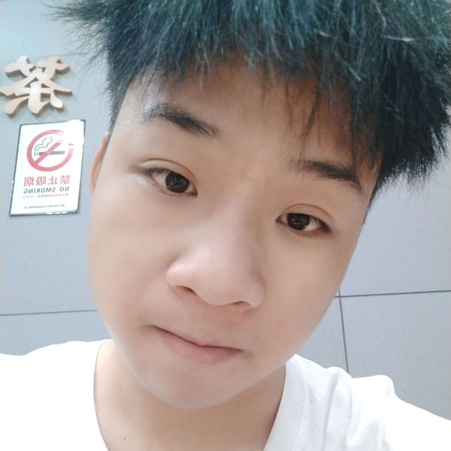 猎豹漫步眯眯眼的照片
