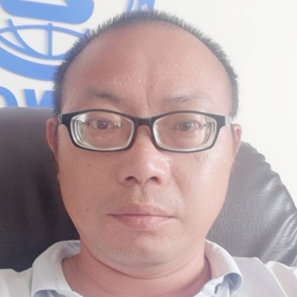 活泼拿白开水的照片