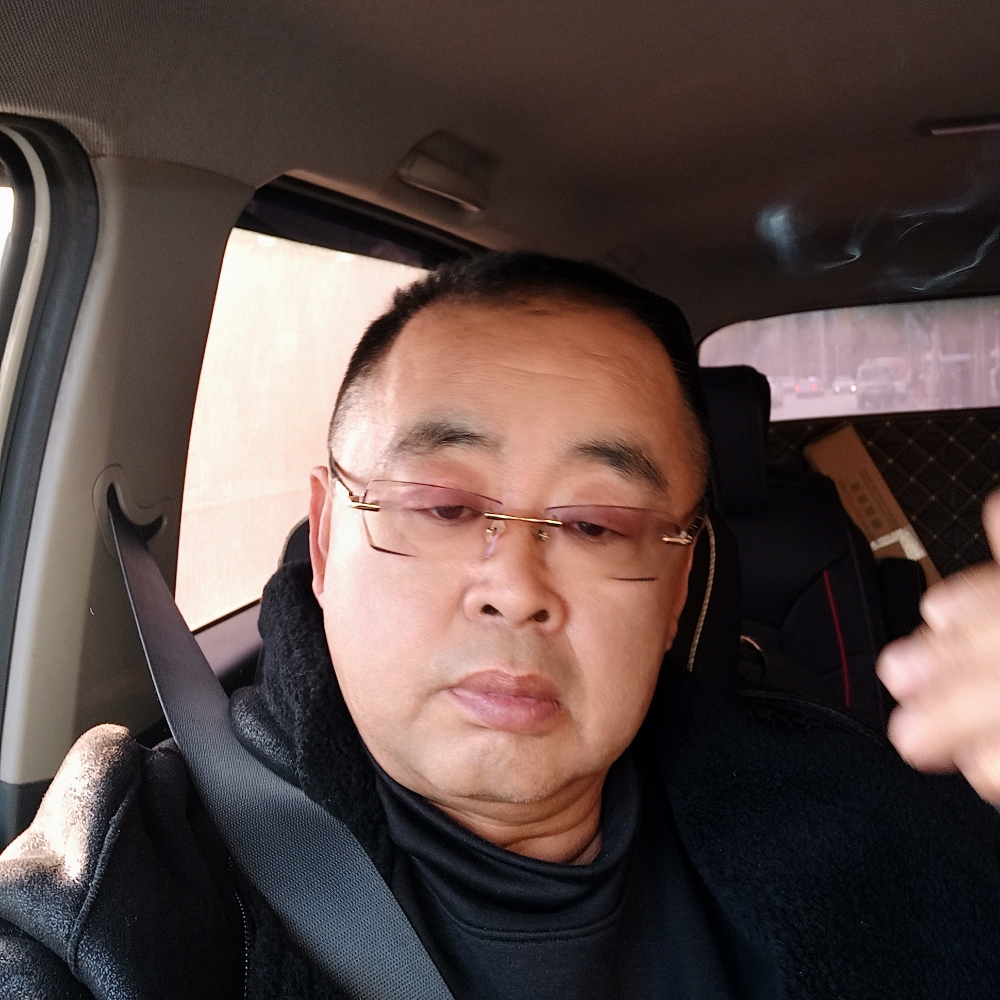 矮小等待大门的照片