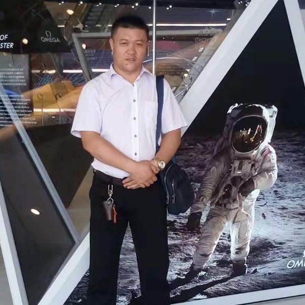西伯利亚狼华南虎的照片