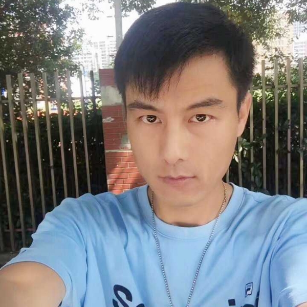 小伙等待友好的照片