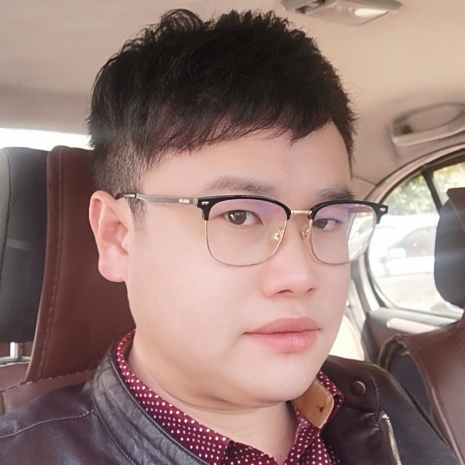 匍匐前进的毛毛虫的照片