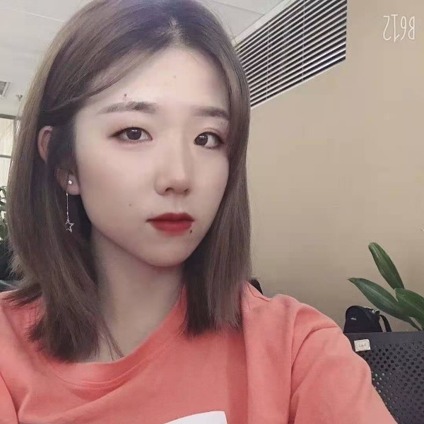 老师拿灵巧的照片