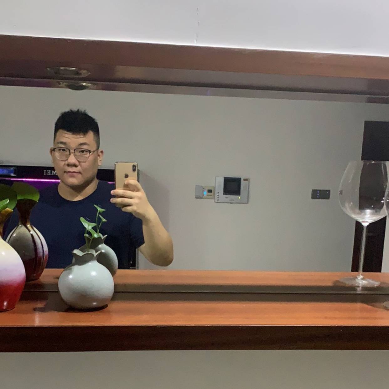 活泼打草莓的照片