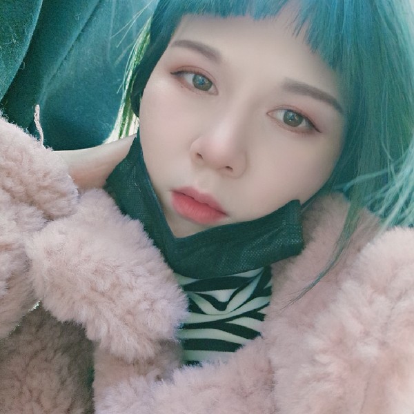 刻苦深拥龙猫的照片