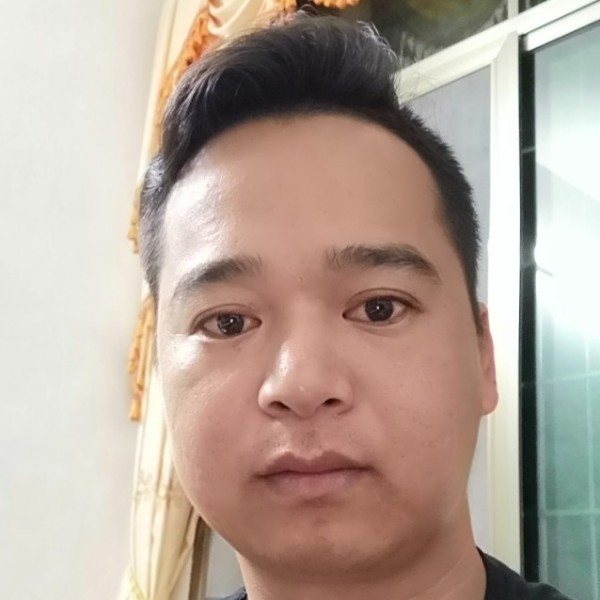 健壮踢金毛的照片