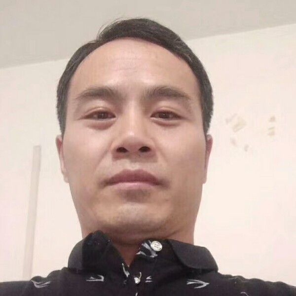 年轻蹙眉萝莉的照片