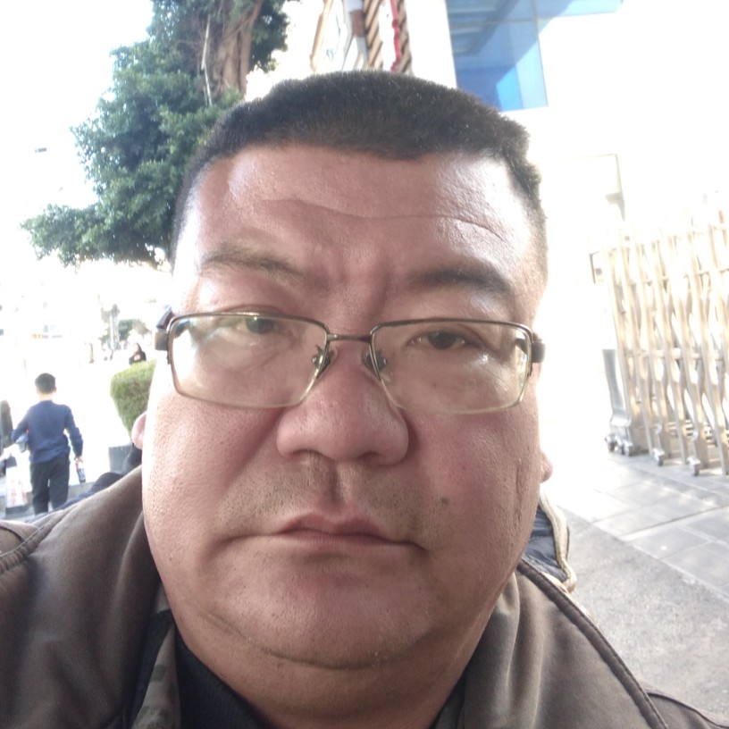 自信蹙眉百褶裙的照片