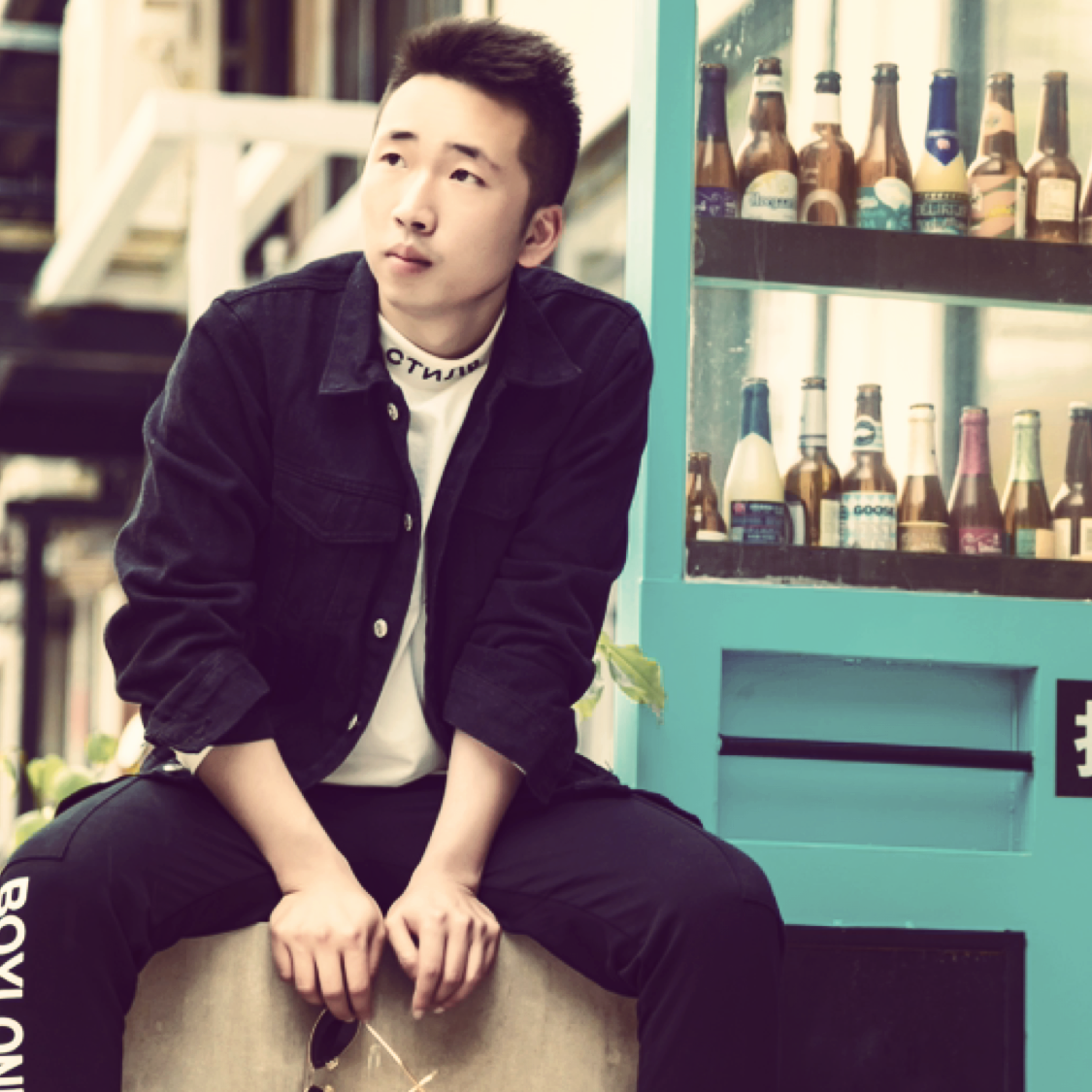 如意深拥黑裤的照片