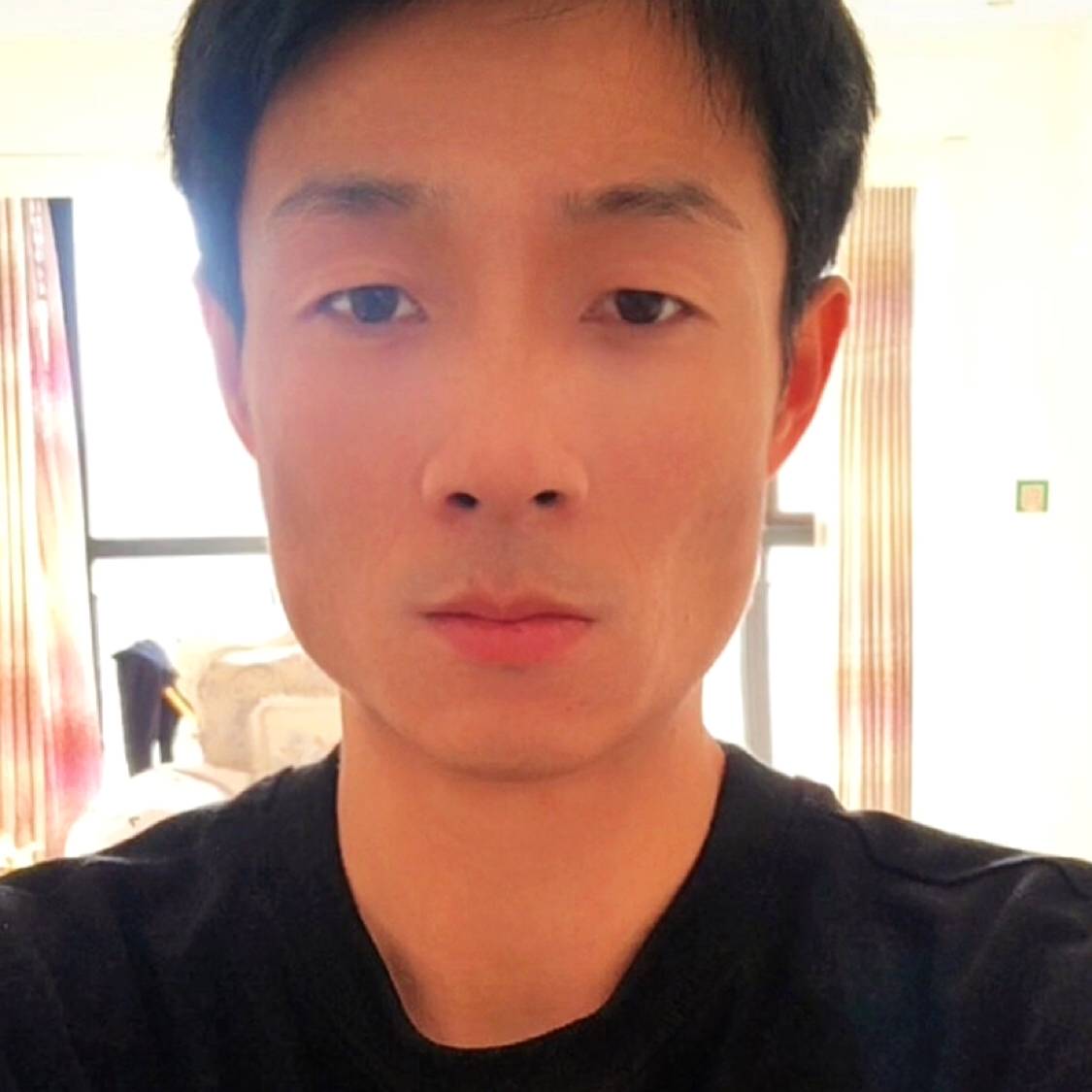 善良回眸白猫的照片