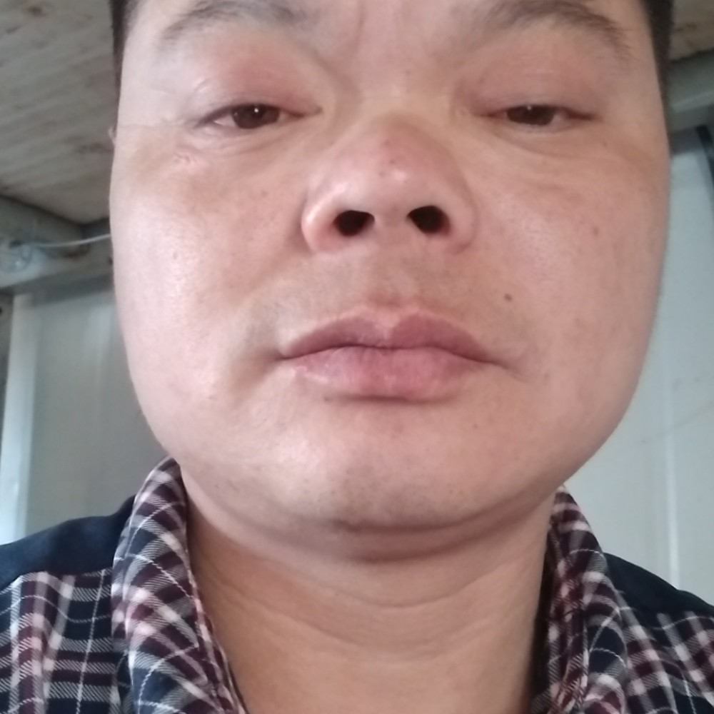 蜻蜓回首甜美的照片