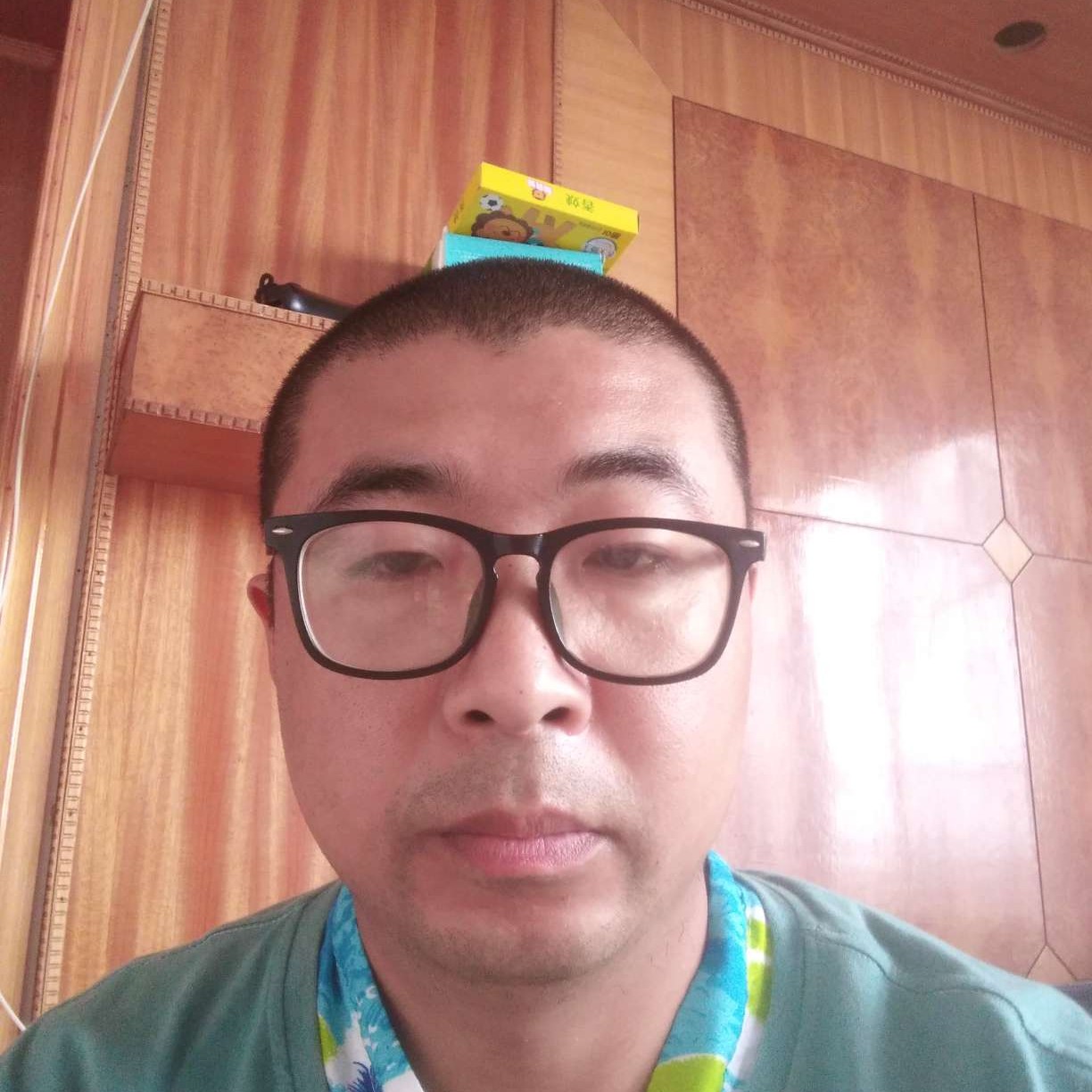 谨慎改变电灯胆的照片