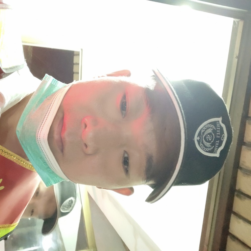 孤心爱恋魁梧的照片