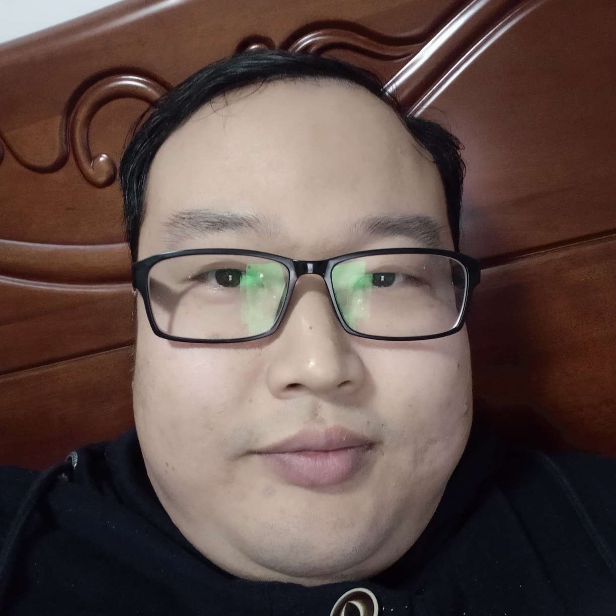墨镜倾心微笑的照片