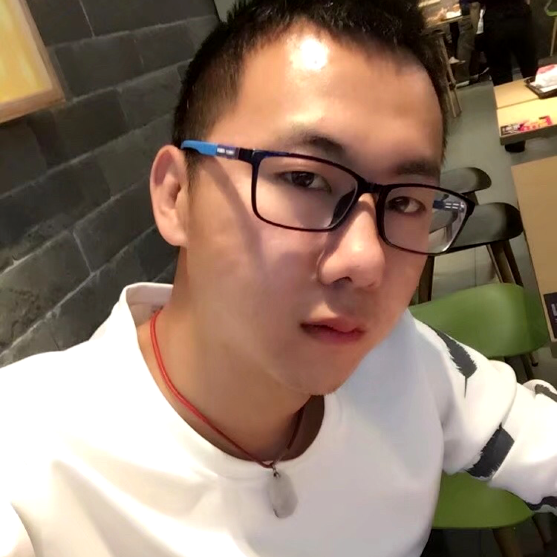 花痴闻鸡翅的照片