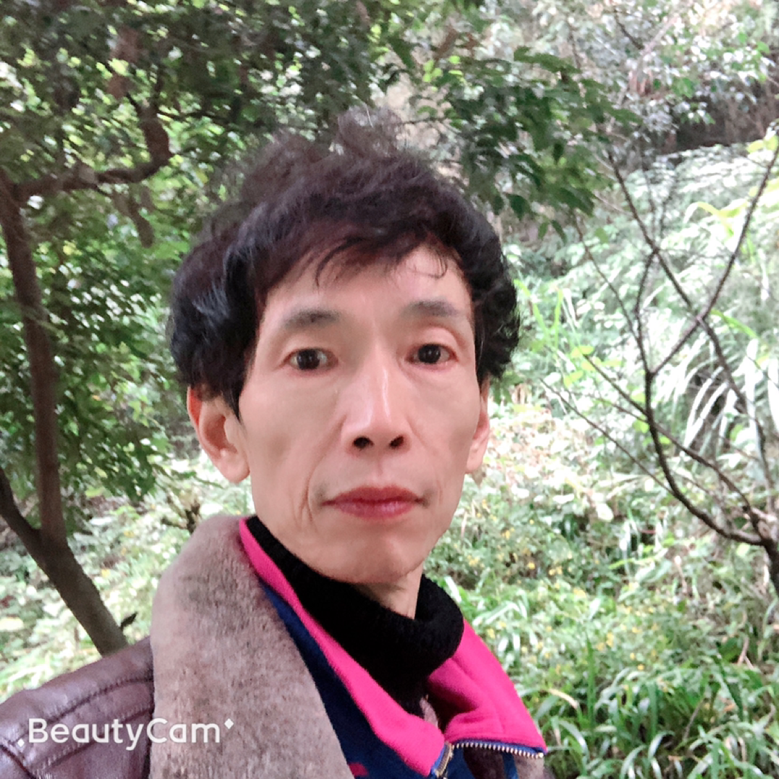 年轻吃醋电灯胆的照片