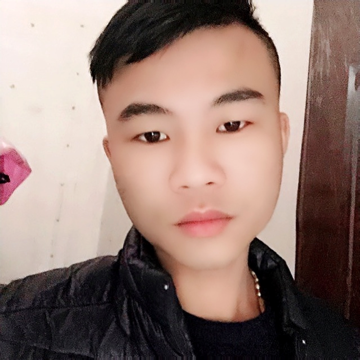 兮颜蹙眉寒冷的照片
