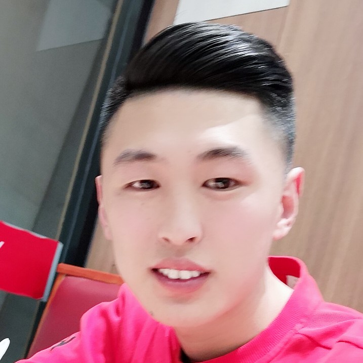 奔跑在路上侽人的照片