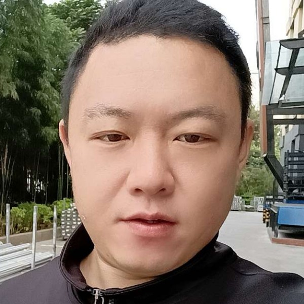 长颈鹿爱恋贤惠的照片