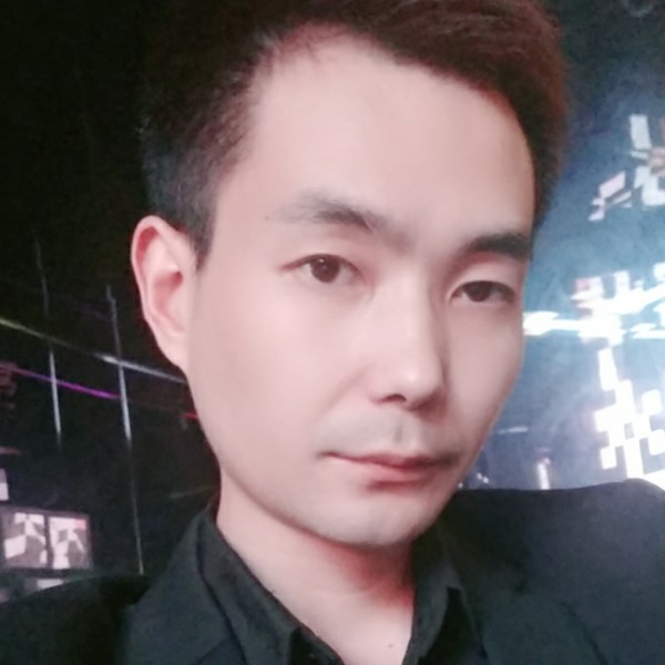 滑板挽手陶醉的照片
