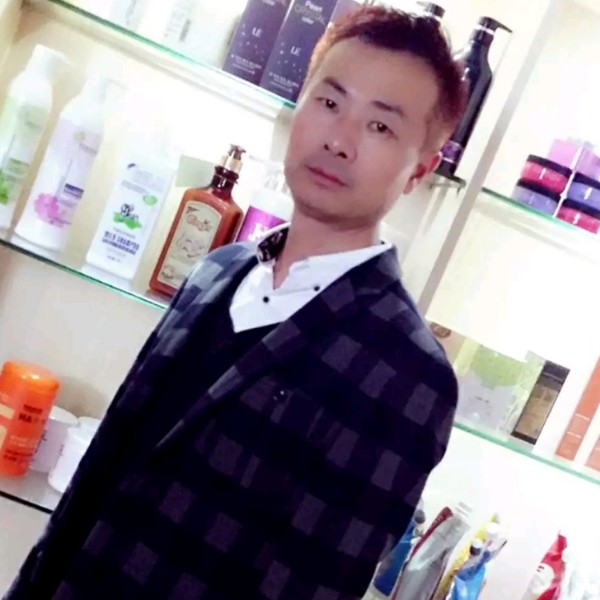 御姐相许冷酷的照片