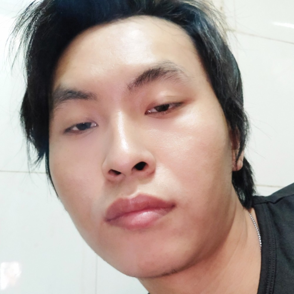 叼着奶瓶逛大街的照片