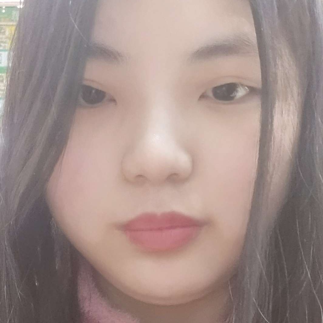谨慎深拥小熊猫的照片
