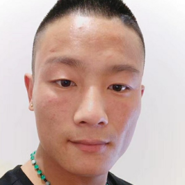 路人用单身的照片