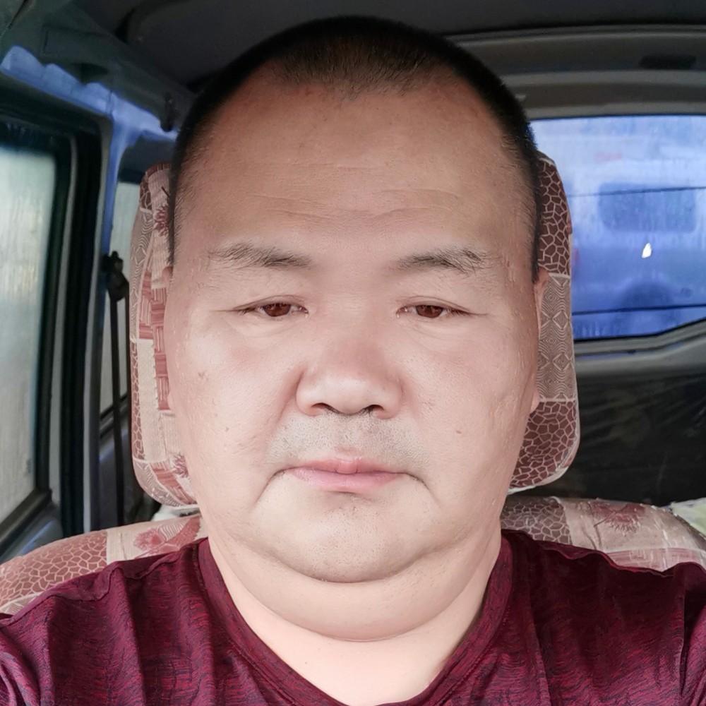 一个人浅吻铃铛的照片