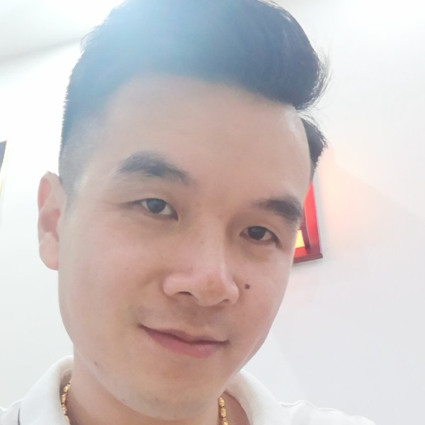 深夜买醉的人的照片
