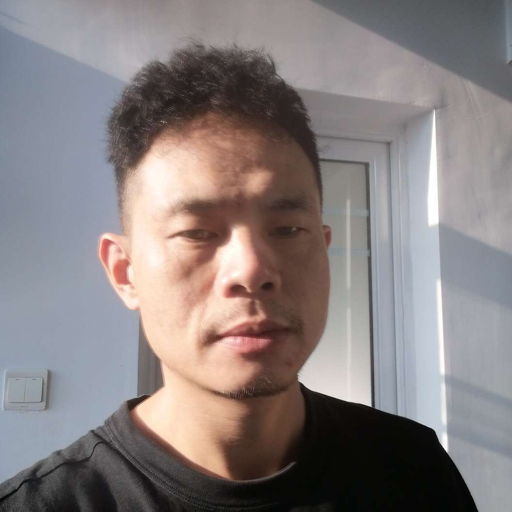 魁梧深拥草莓的照片