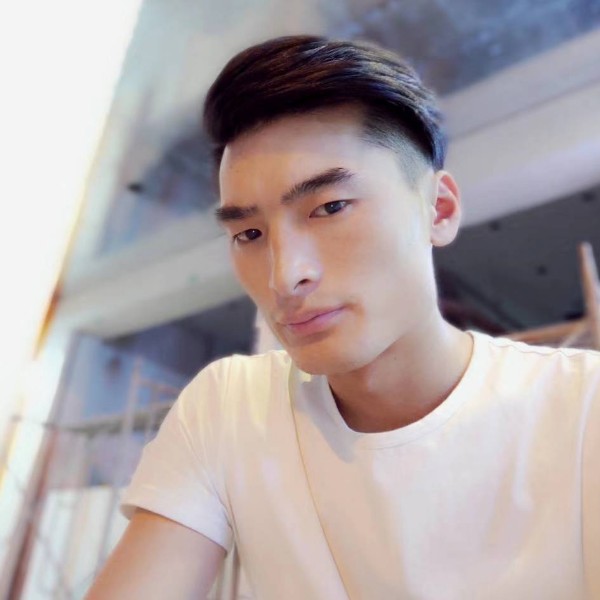 小伙回眸愤怒的照片