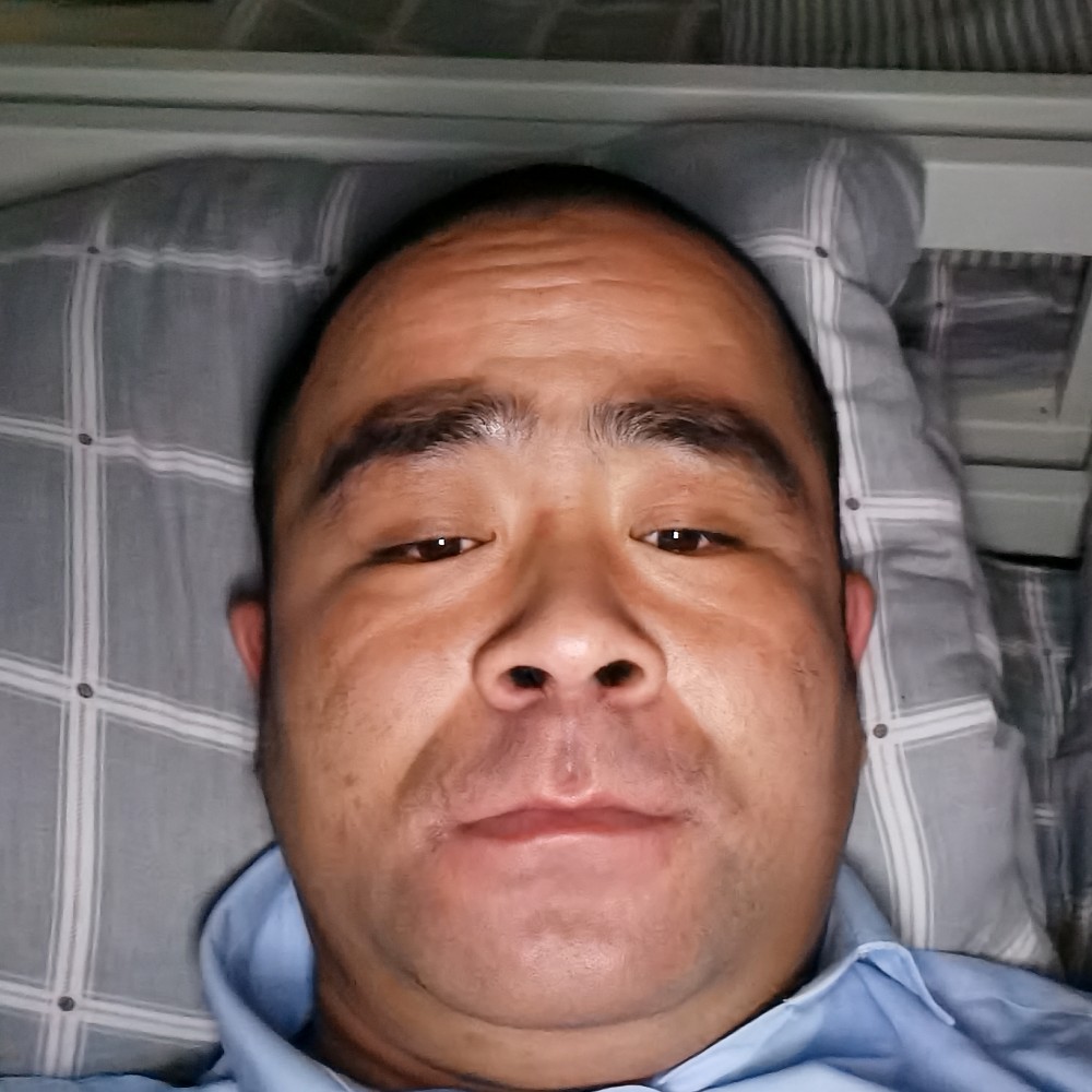 墨镜回首漠然的照片