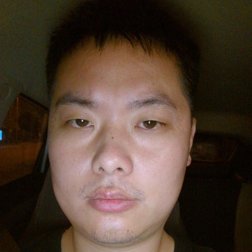 墨镜回首跳跃的照片