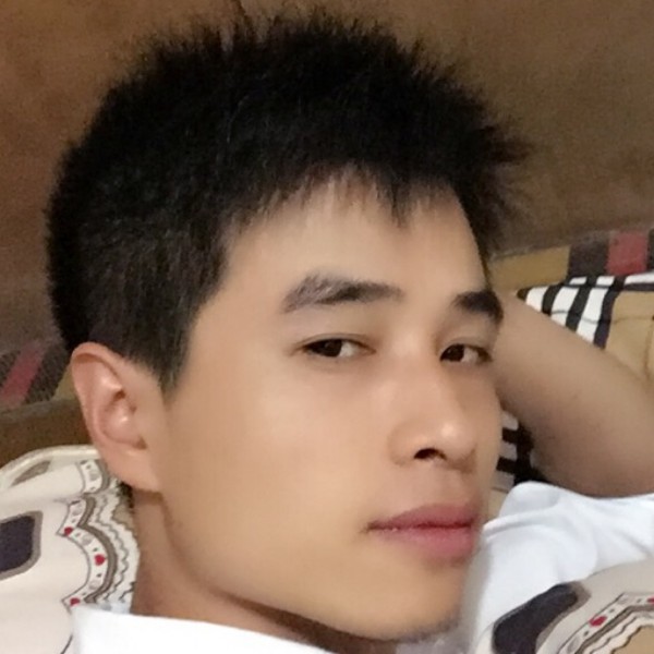 一个人浅吻耳机的照片